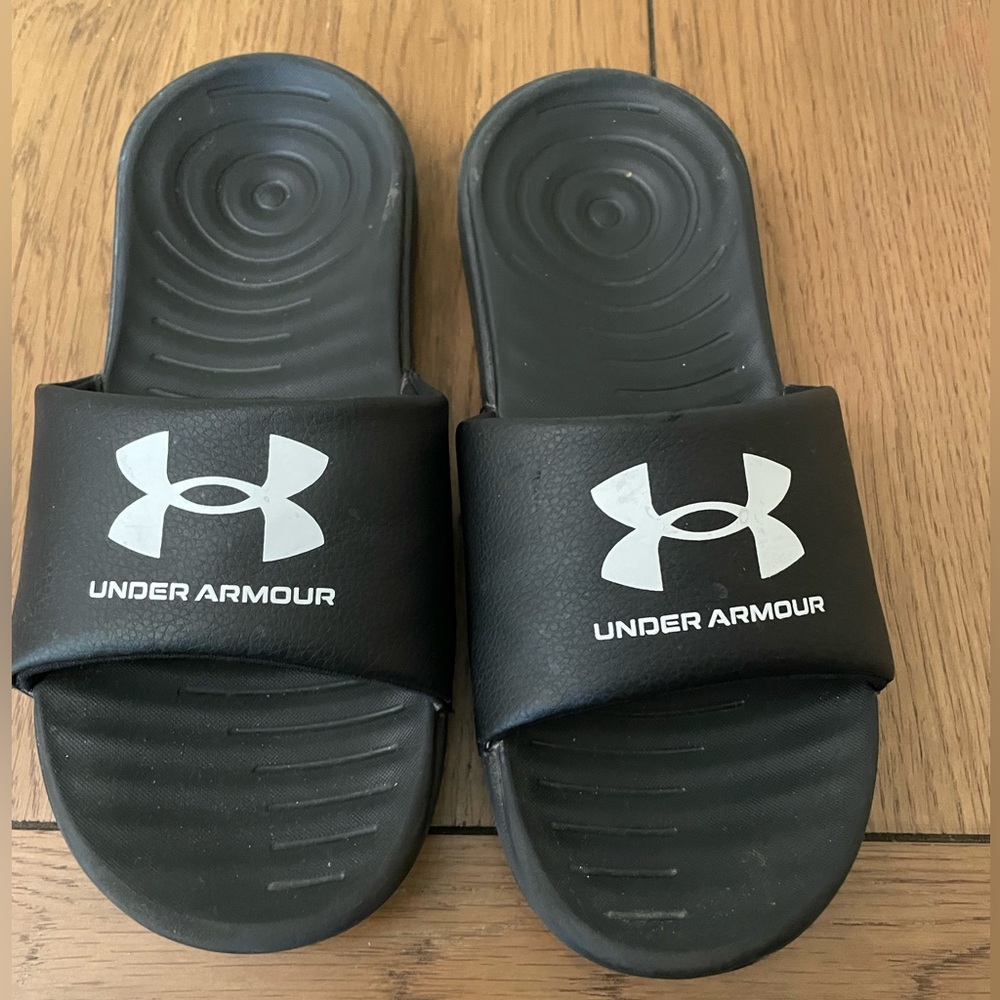Boys Under Armour slides size 5